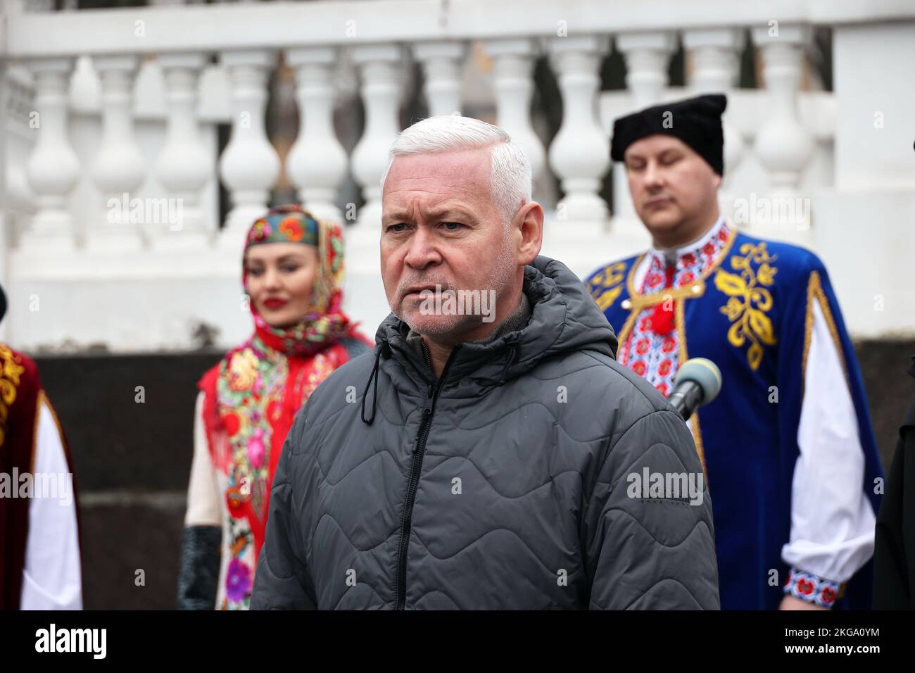 KHARKIV, UCRAINA - 21 NOVEMBRE 2022 - il sindaco di Kharkiv Ihor Terekhov parla durante la presentazione della medaglia commemorativa 'Kharkiv - Città degli Eroi' nel giorno della dignità e della libertà, Kharkiv, nel nord-est dell'Ucraina. Foto Stock