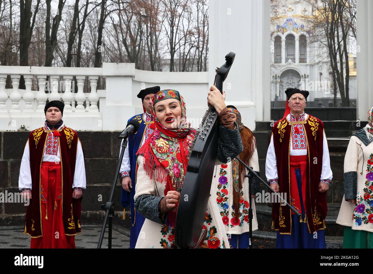 KHARKIV, UCRAINA - 21 NOVEMBRE 2022 - Un ensemble folk si esibisce durante la presentazione della medaglia commemorativa 'Kharkiv - Città degli Eroi' nel giorno della dignità e della libertà, Kharkiv, nel nord-est dell'Ucraina. Foto Stock