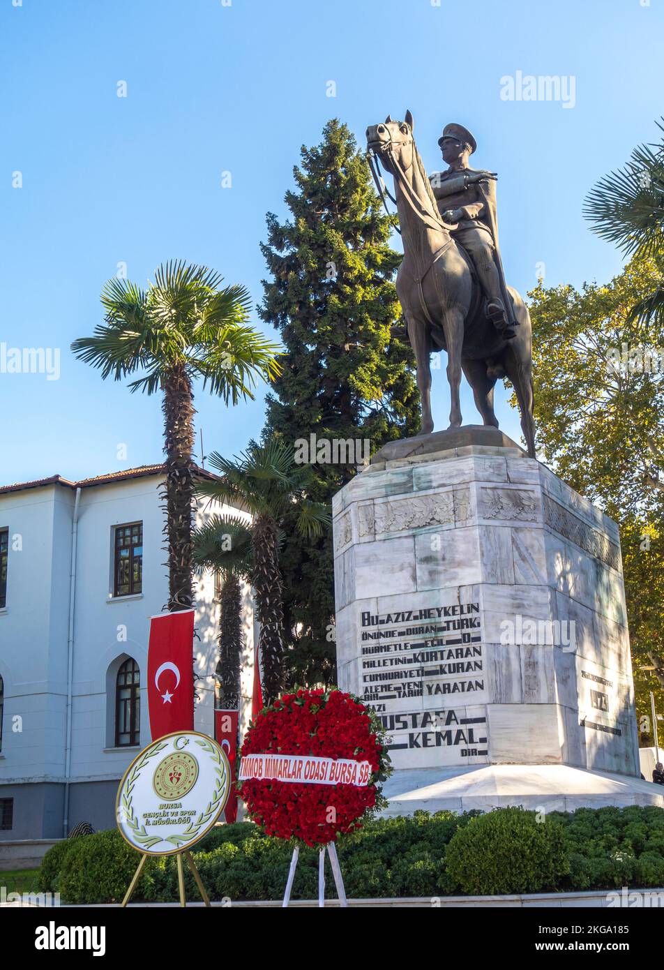 Bursa Turchia. Monumento Ataturk, statua, fiori Foto Stock