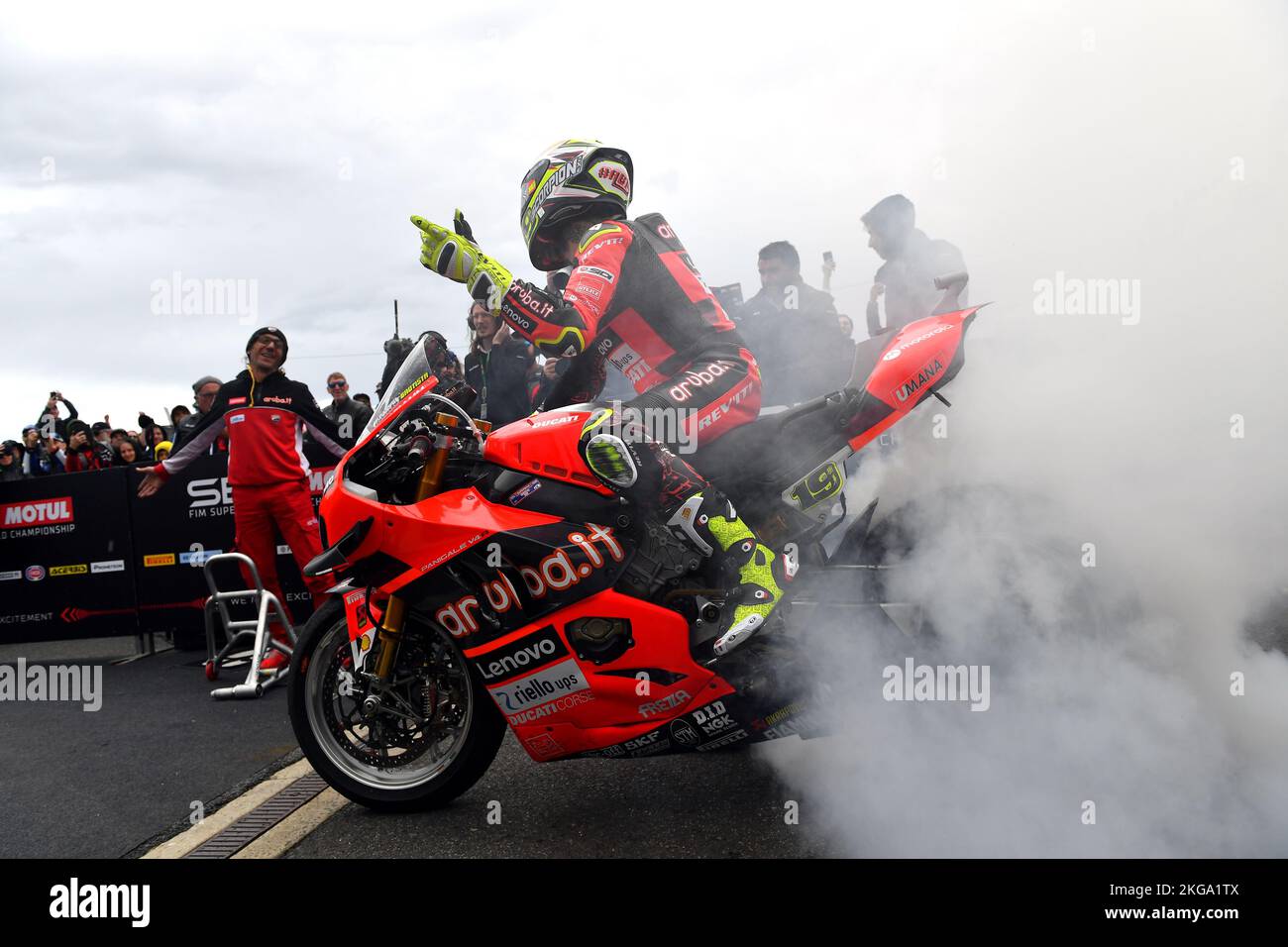 Melbourne, Australia. 20 Novembre 2022. Nella foto, Alvaro Bautista (ESP) fa una bruciatura sulla sua Ducati Panigale V4R dopo aver conquistato la vittoria nella fina Foto Stock