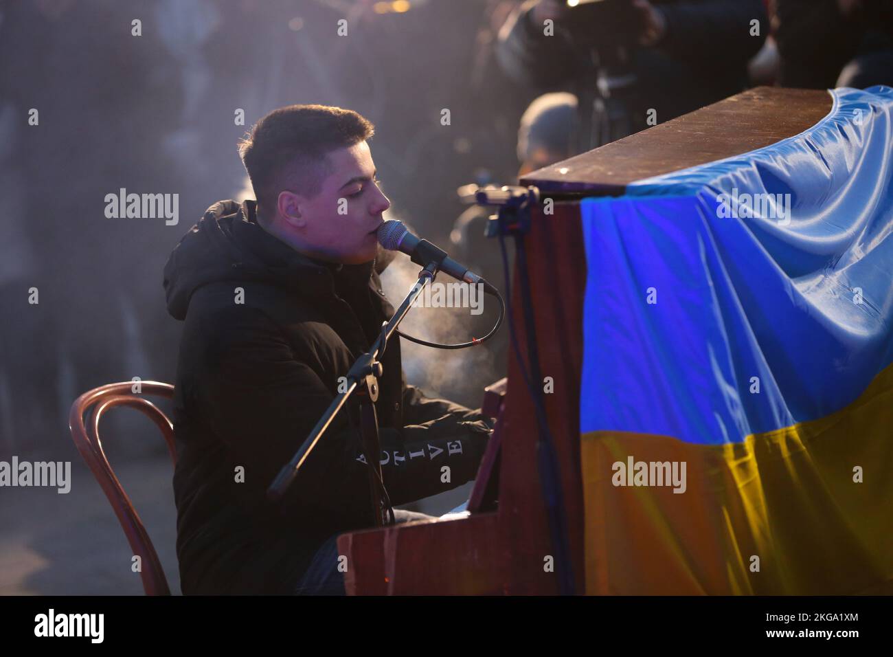 LVIV, UCRAINA - 21 NOVEMBRE 2022 - il cantante ucraino Shumei esegue Maidan e canzoni di oggi durante l'evento Maidan Reminiscences sulla Dignity and Freedom Day e il 9th ° anniversario dall'inizio della Rivoluzione della dignità sulla piazza del monumento Taras Shevchenko, Lviv, Ucraina occidentale. Foto Stock