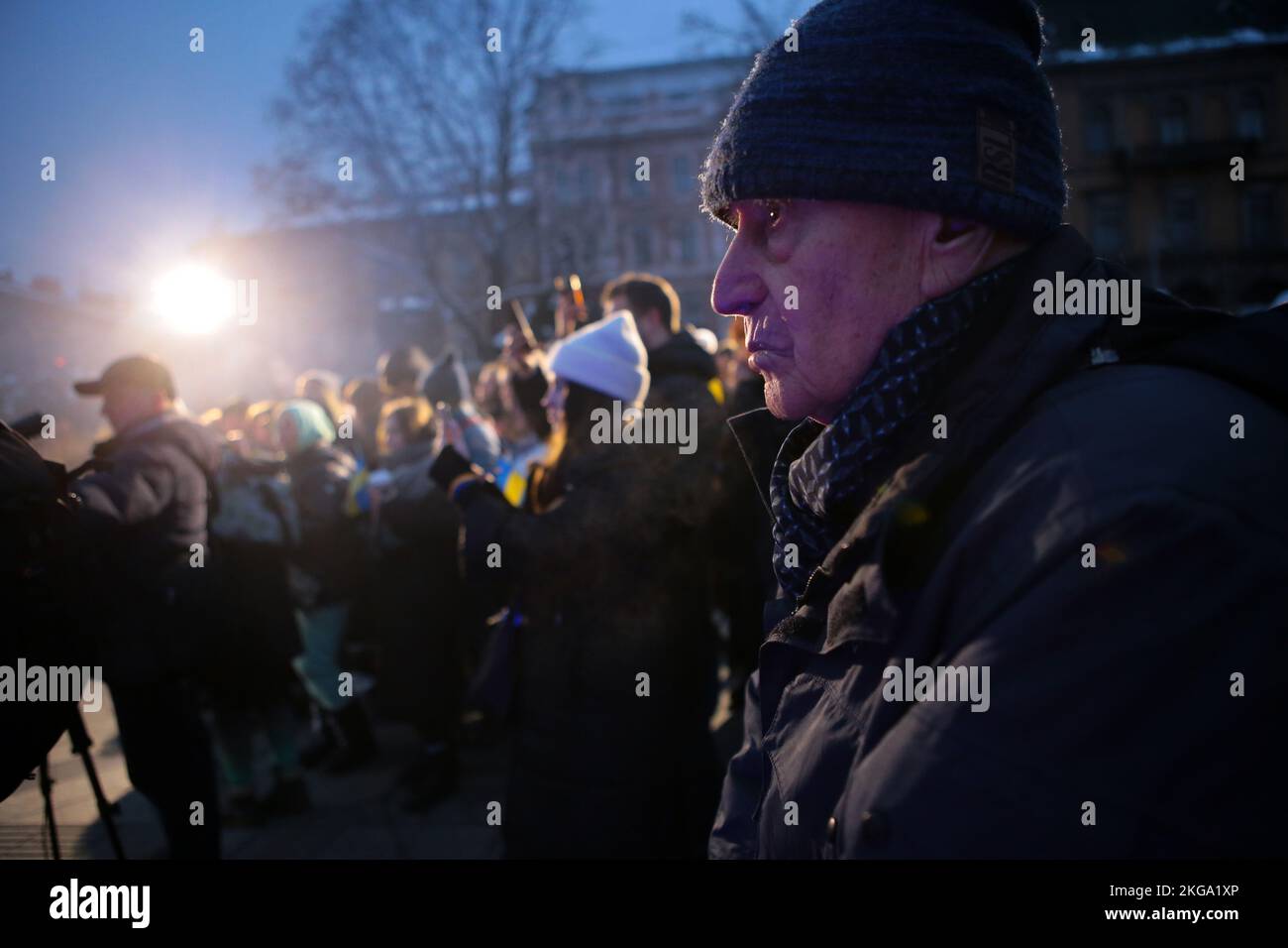 LVIV, UCRAINA - 21 NOVEMBRE 2022 - partecipanti alla manifestazione Maidan Reminiscences sulla Giornata della dignità e della libertà e il 9th° anniversario dall'inizio della Rivoluzione della dignità sulla piazza del monumento Taras Shevchenko, Lviv, Ucraina occidentale. Foto Stock