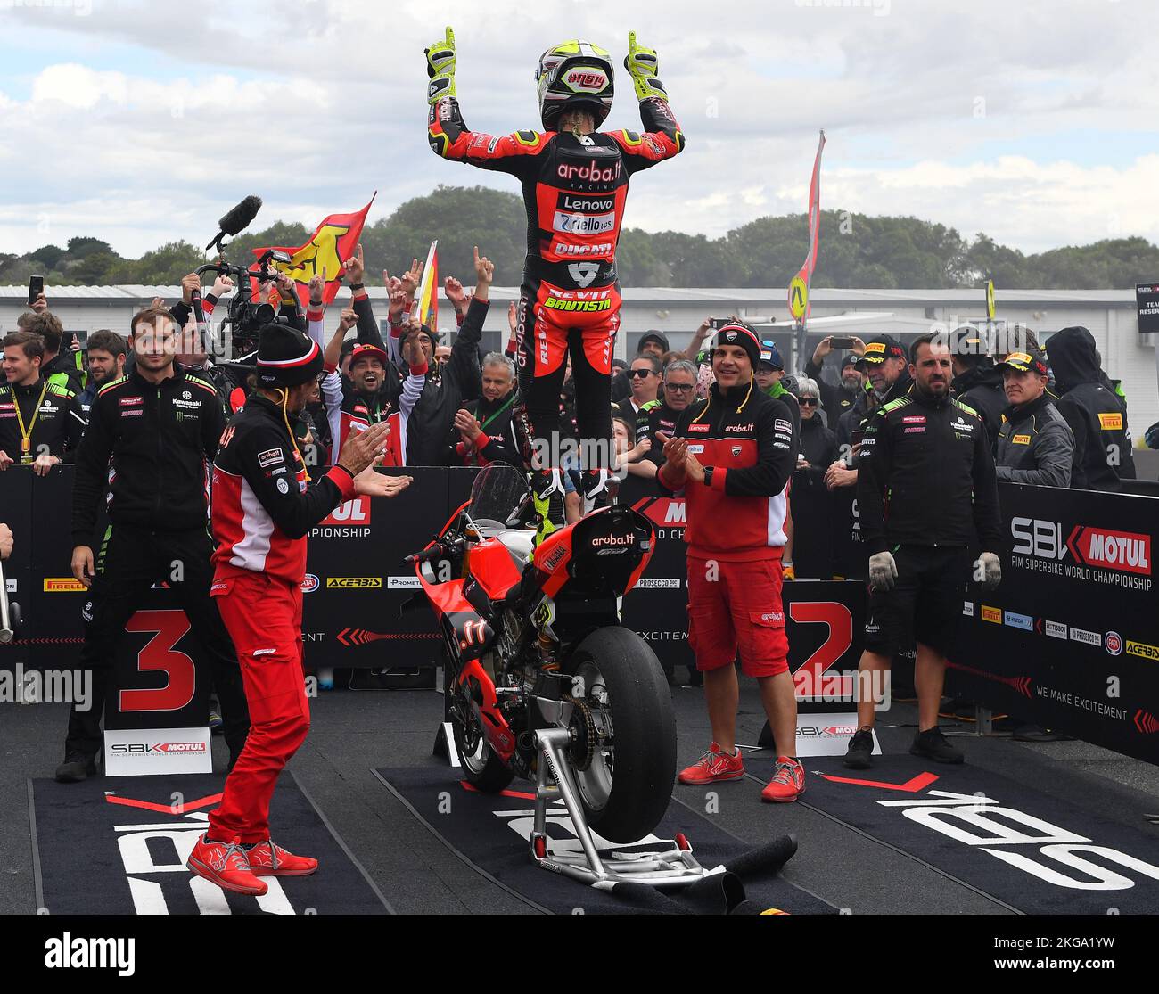 Melbourne, Australia. 20 Novembre 2022. Nella foto, appena incoronato campione del mondo Alvaro Bautista (ESP) celebra la vittoria in cima alla sua Ducati Panigale V4 Foto Stock