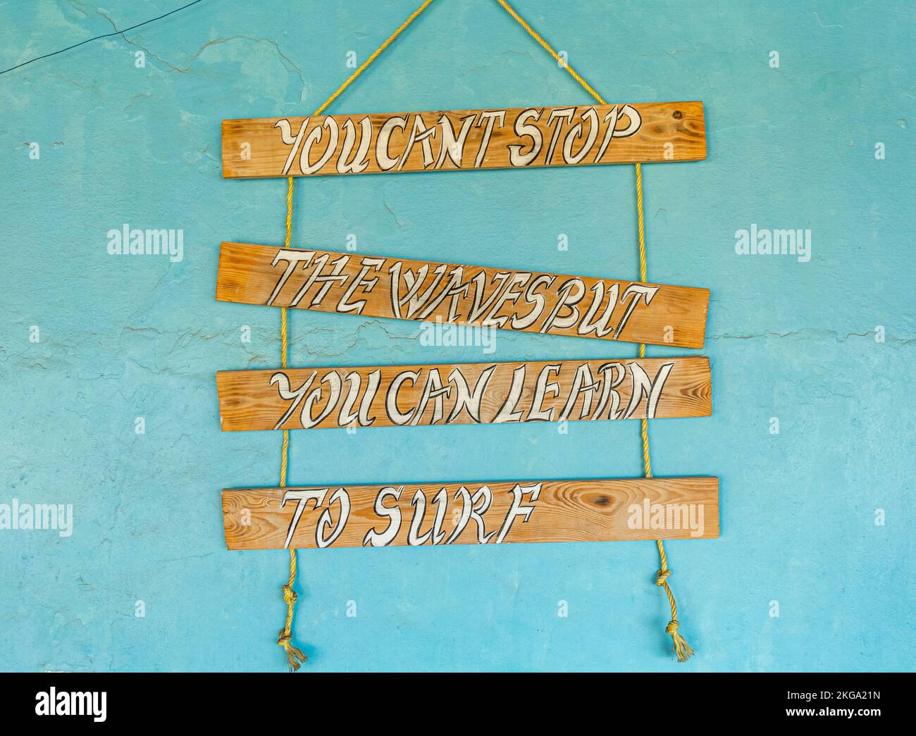 Non si può fermare le onde, ma si può imparare a surf slogan sulla parete. Foto Stock