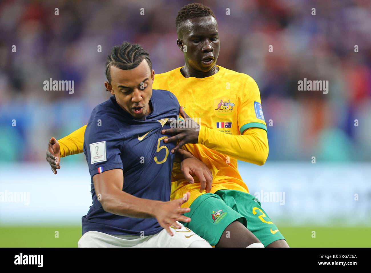 Al Wakrah, Qatar. 22nd Nov 2022. Garang Kuol of Australia sfida Jules Kounde di Francia durante la Coppa del mondo FIFA Qatar 2022 Group D match tra Francia e Australia al Wakrah Sports Club di al Wakrah, Qatar, il 22 novembre 2022. Foto di Peter Dovgan. Solo per uso editoriale, licenza richiesta per uso commerciale. Non è utilizzabile nelle scommesse, nei giochi o nelle pubblicazioni di un singolo club/campionato/giocatore. Credit: UK Sports Pics Ltd/Alamy Live News Foto Stock