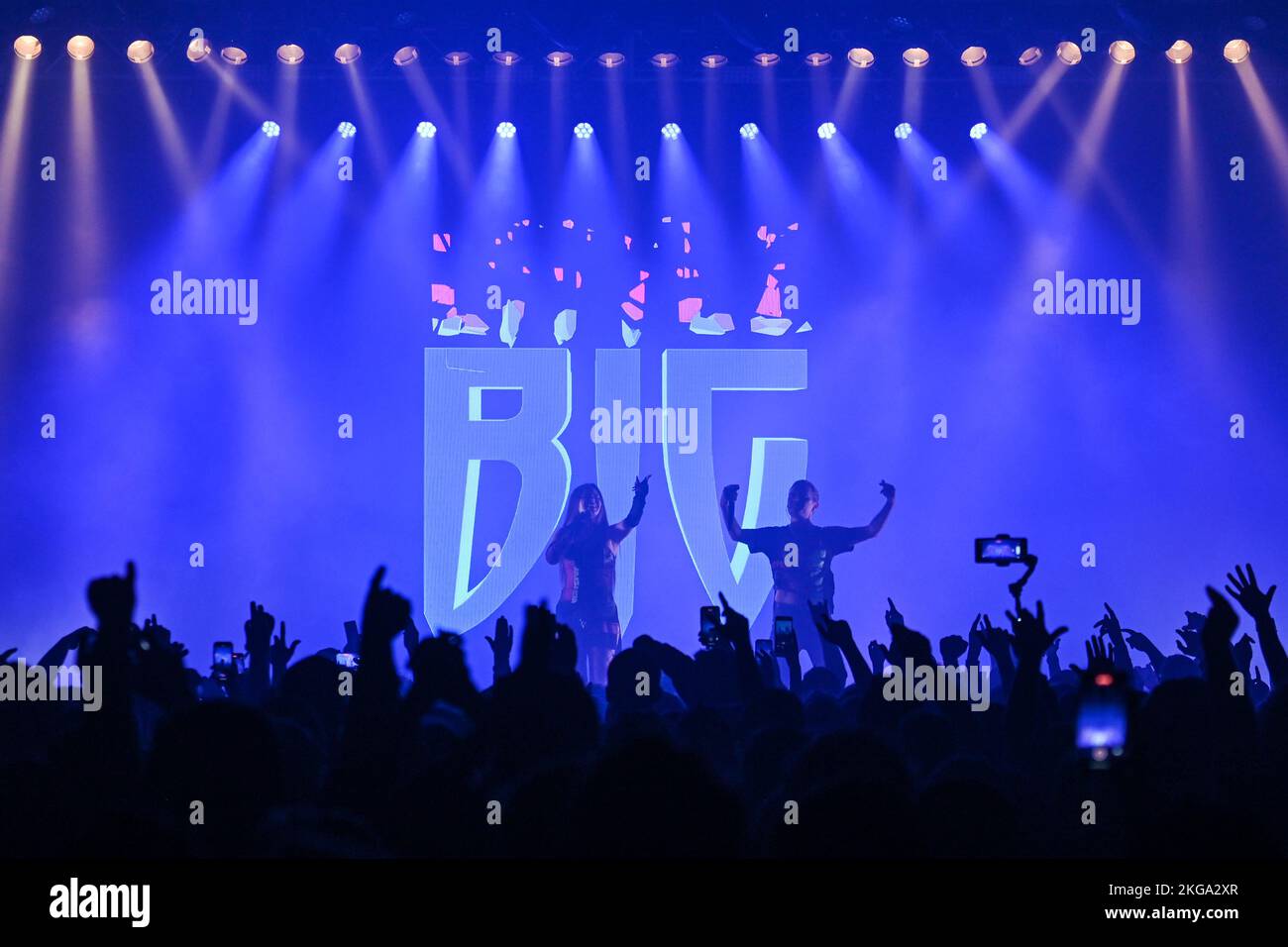 Sonya Tayurskaya e Ilya Prusikin di Little Big, una band russa rave, che si esibiscono dal vivo presso il Progressa Venue di Varsavia. Credit: ASWphoto/Alamy Live News Foto Stock