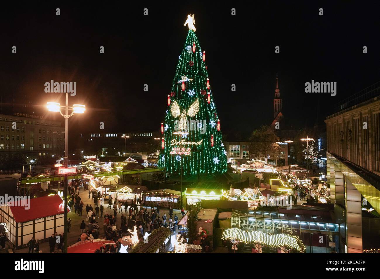 Dortmund, Germania, 22 novembre 2022: Il più grande albero di Natale del mondo al mercato di Natale di Dortmund è alto 45 metri, consiste di 1.000 alberi di abete rosso dalla Sauerland ed è appeso con 48.000 luci a LED. Un angelo alto quattro metri splende sulla cima. --- Dortmund, 22.11.2022: Der größte Weihnachtsbaum der Welt auf dem Dortmunder Weihnachtsmakt ist 45 Meter hoch, besteht aus 1000 Rotfichten aus dem Sauerland und ist mit 48,000 LED-Lichtern behängt. Auf der Spitze leuchtet ein vier Meter große Engel. Foto Stock