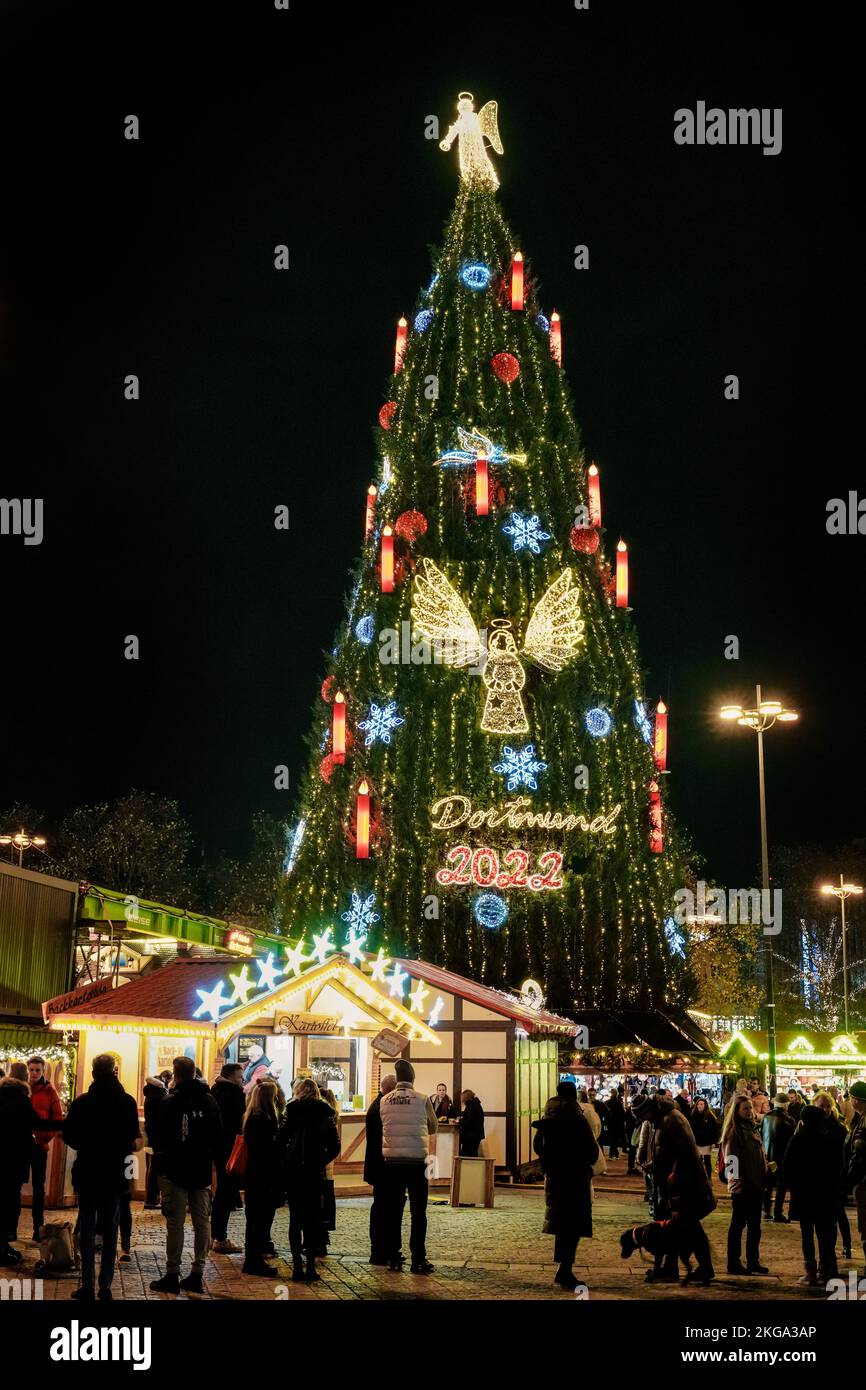 Dortmund, Germania, 22 novembre 2022: Il più grande albero di Natale del mondo al mercato di Natale di Dortmund è alto 45 metri, consiste di 1.000 alberi di abete rosso dalla Sauerland ed è appeso con 48.000 luci a LED. Un angelo alto quattro metri splende sulla cima. --- Dortmund, 22.11.2022: Der größte Weihnachtsbaum der Welt auf dem Dortmunder Weihnachtsmakt ist 45 Meter hoch, besteht aus 1000 Rotfichten aus dem Sauerland und ist mit 48,000 LED-Lichtern behängt. Auf der Spitze leuchtet ein vier Meter große Engel. Foto Stock