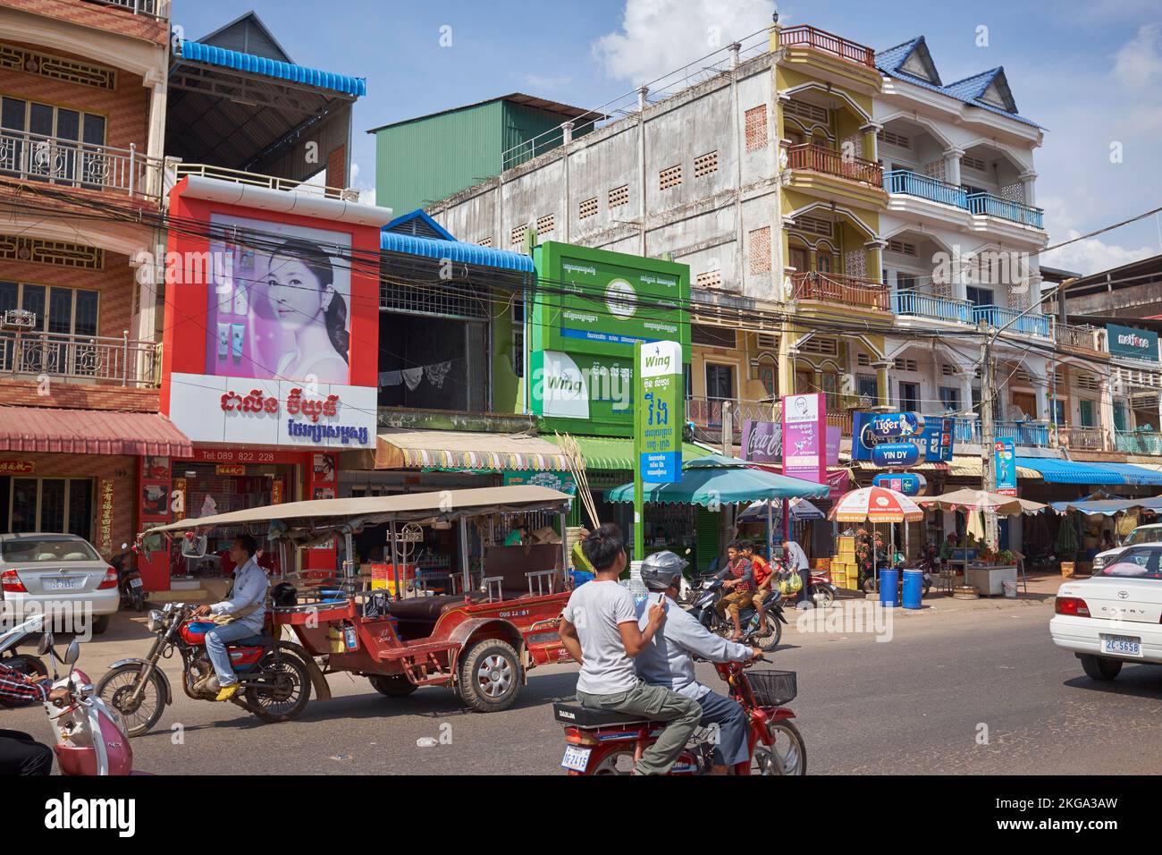 Traffico nel centro di Kampot, Cambogia Foto Stock