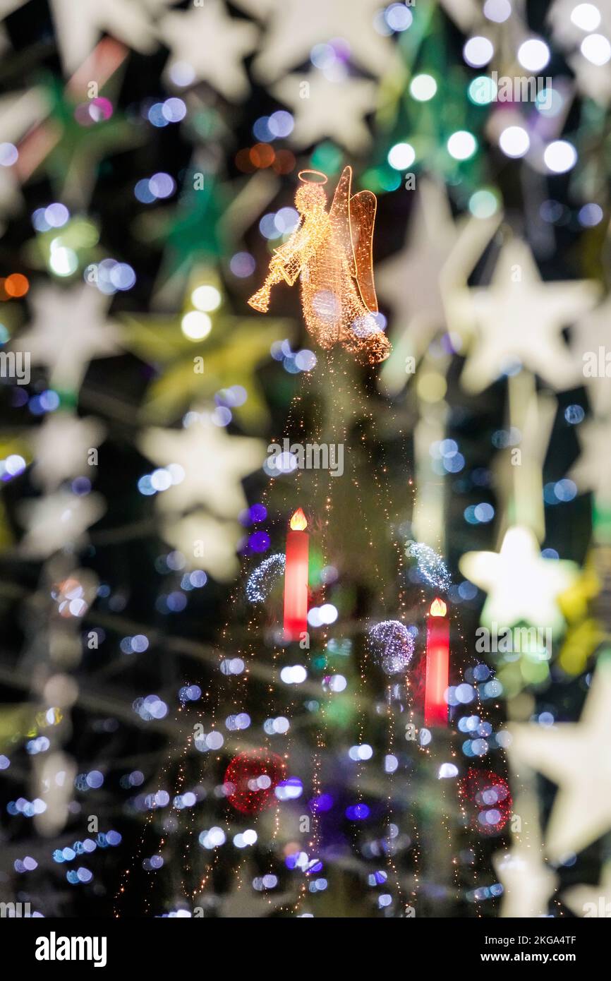 Dortmund, Germania, 22nd novembre 2022: Un angelo alto quattro metri con una tromba brilla sulla cima del più grande albero di Natale del mondo. L'albero di Natale alto 45 metri al mercato di Natale di Dortmund è composto da 1.000 alberi di abete rosso della Sauerland ed è appeso con 48.000 luci a LED. --- Dortmund, 22.11.2022: Auf der Spitze des größten Weihnachtsbaum der Welt leuchtet ein vier Meter großer Engel mit einer Posaune. Der 45 Meter hohe Weihnachtsbaum auf dem Dortmunder Weihnachtsmarkt besteht aus 1000 Rotfichten aus dem Sauerland und ist mit 48,000 LED-Lichtern behängt. Foto Stock