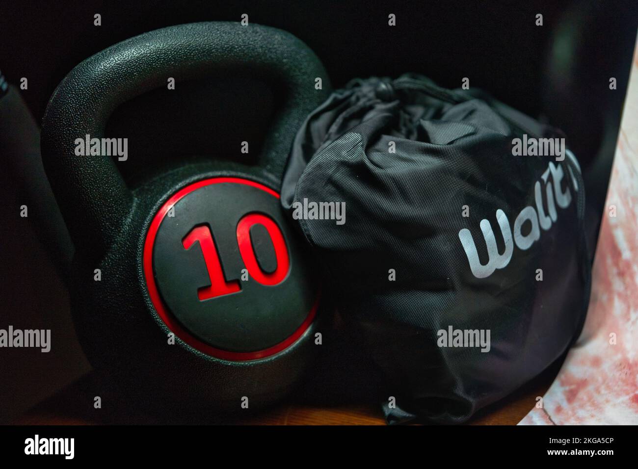 Bollitore fitness con attrezzatura per allenamento pesi a campana per uomini e donne Foto Stock Bollitore fitness con attrezzatura per allenamento pesi a campana per uomini e donne Foto Stock
