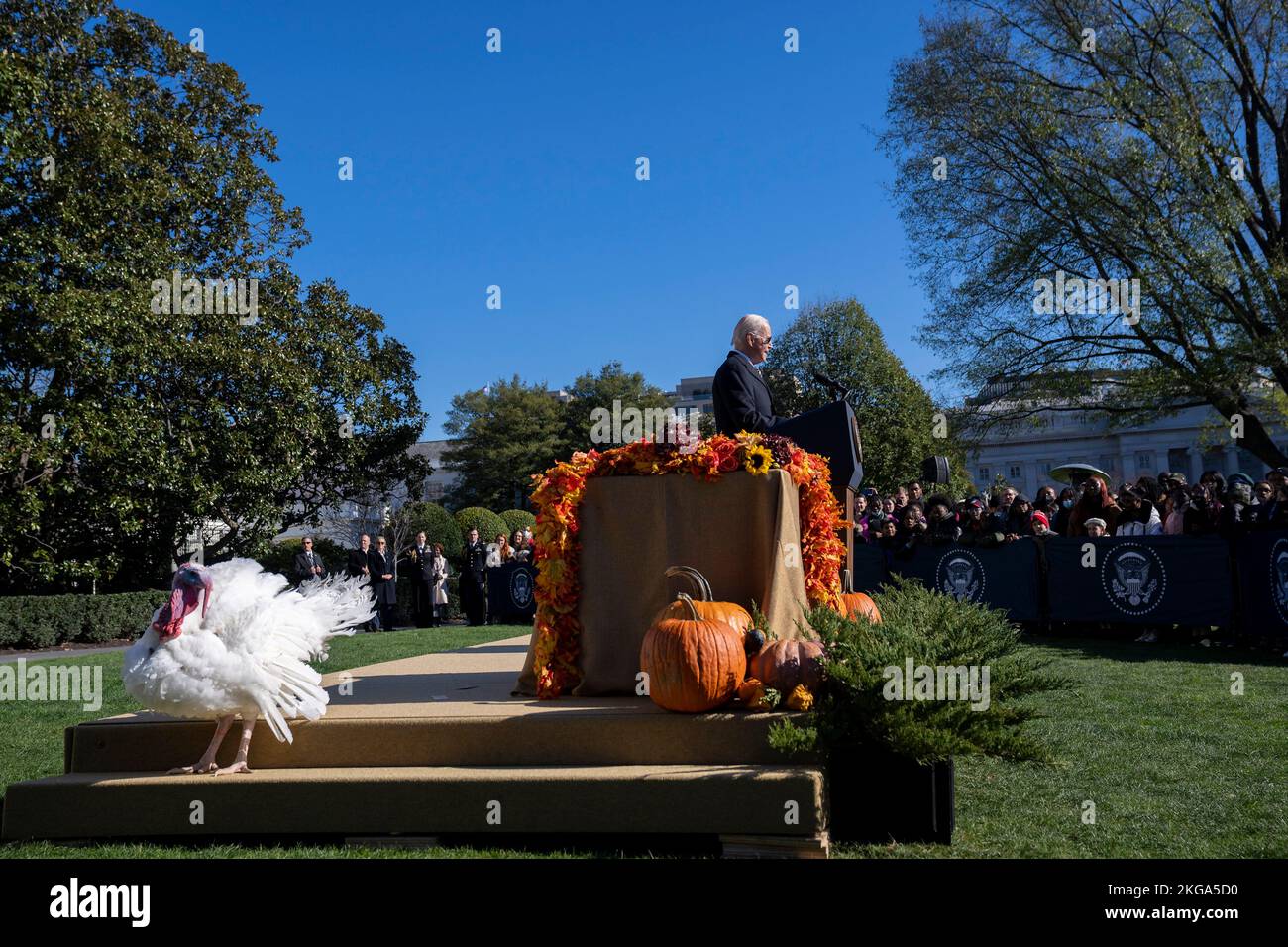 Washington, Stati Uniti. 21st Nov 2022. STATI UNITI Il presidente Joe Biden, esprime le sue osservazioni durante il perdono ufficiale di un paio di tacchini chiamati Chocolate and chip durante il tradizionale perdono tacchino del Ringraziamento sul prato meridionale della Casa Bianca, 21 novembre 2022 a Washington, DC Credit: Adam Schultz/White House Photo/Alamy Live News Foto Stock