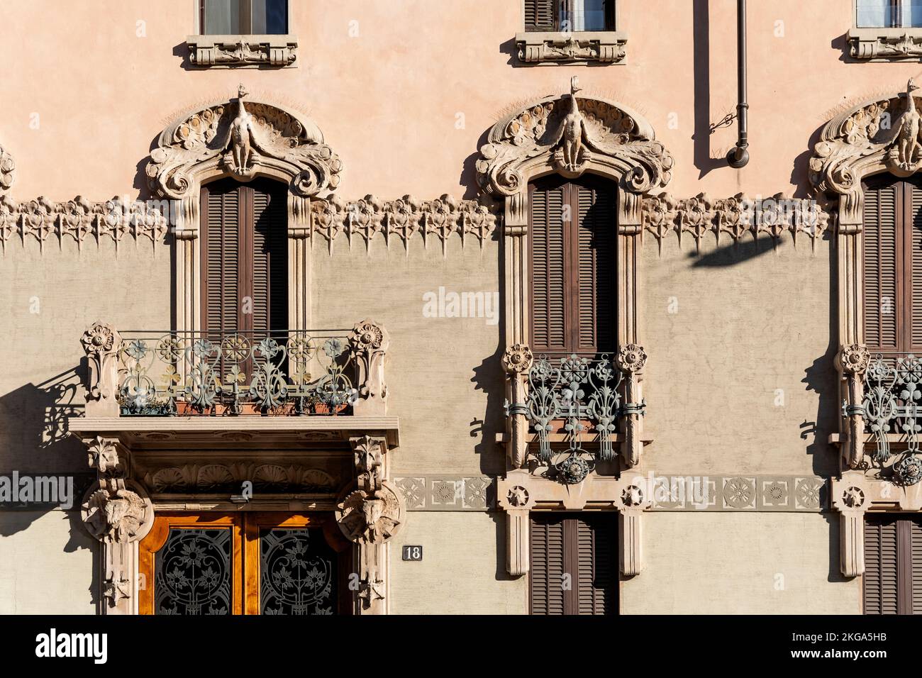 Primo piano di Cambiaghi House, un palazzo liberty in stile art deco costruito agli inizi del '20th, con decorazioni di piante-rotoli, a Milano, Italia Foto Stock