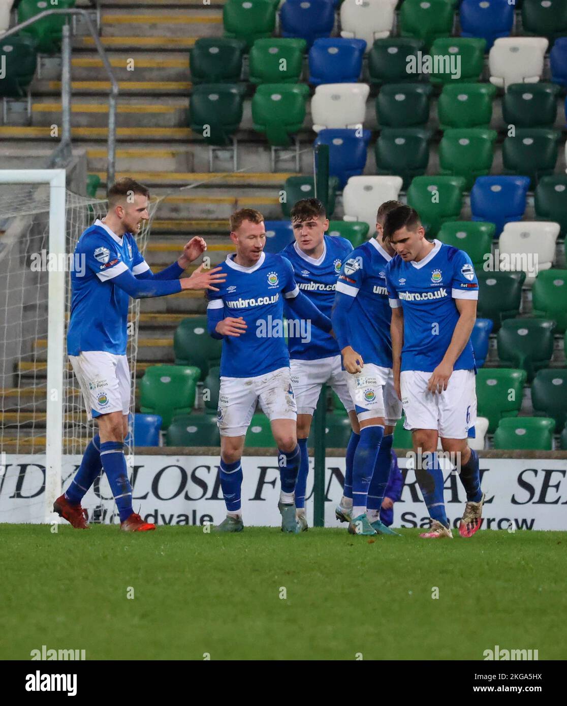 Windsor Park, Belfast, Irlanda del Nord, Regno Unito. 22 Nov 2022. Danske Bank Premiership – Linfield / Larne. Azione dal gioco di stasera al Windsor Park (Linfield in blu). Michael Newberry (4 - barba) celebra il suo obiettivo vincente per Linfield. Credit: CAZIMB/Alamy Live News. Foto Stock