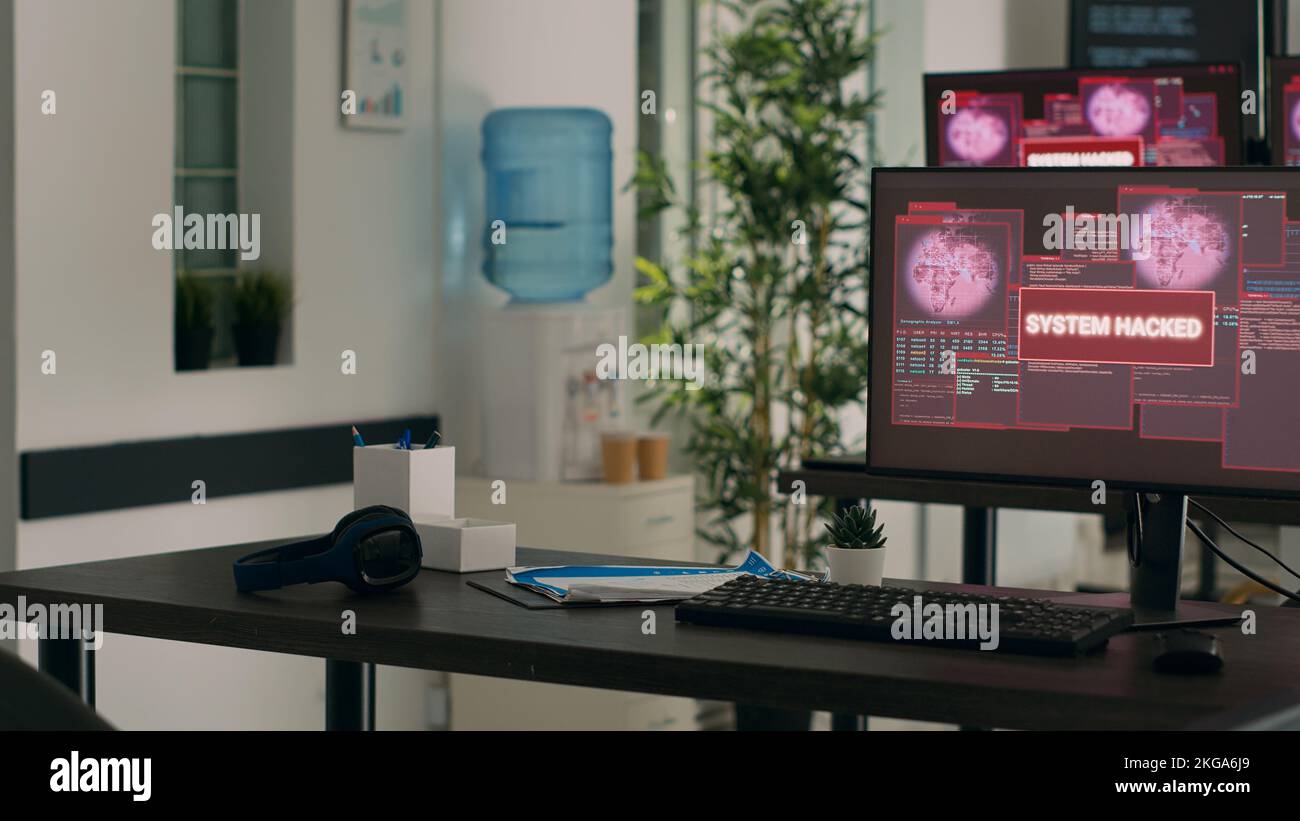 Svuotare l'ufficio in via di sviluppo con un messaggio di errore critico lampeggiante sullo schermo, gestire le violazioni della sicurezza e l'avviso di attacco hacking. Più monitor mostrano un malfunzionamento del computer in caso di crash del sistema. Foto Stock