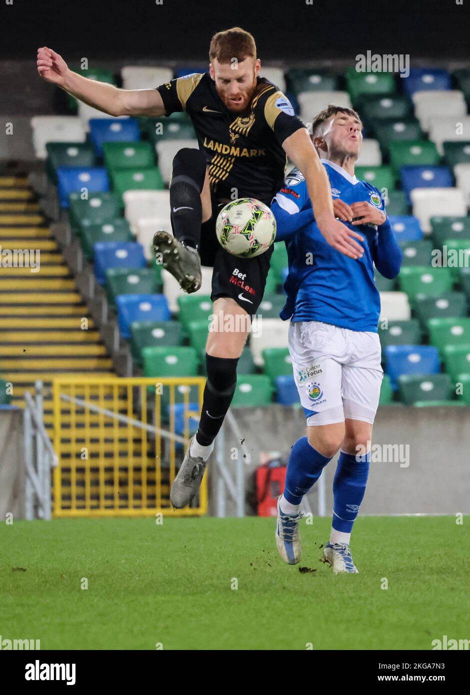 Windsor Park, Belfast, Irlanda del Nord, Regno Unito. 22 Nov 2022. Danske Bank Premiership – Linfield / Larne. Azione dal gioco di stasera al Windsor Park (Linfield in blu). Cian Bolger di Larne e Christopher McKee di Linfield. Credit: CAZIMB/Alamy Live News. Foto Stock