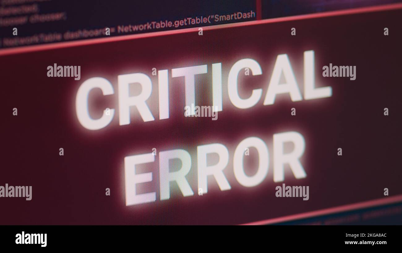 Messaggio di errore critico lampeggiante sullo schermo con avviso di pirateria informatica, sistema violato e avviso di violazione della sicurezza sul display. Il monitor del computer mostra un malfunzionamento del computer, crash del sistema. Primo piano. Foto Stock