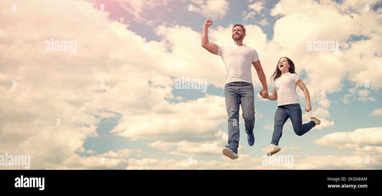 Padre e figlia saltano sul cielo, bandiera con spazio copia. Felice padre e figlia saltano nel cielo. Felice infanzia Foto Stock