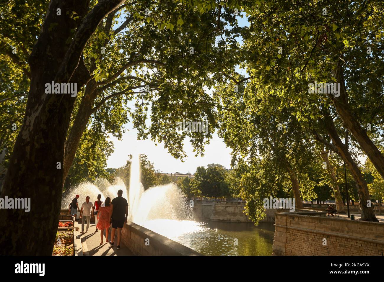 Getti d'eau,getto d'acqua, fontana,Quai de la Fontaine,Jardin de la Fontaine,in,at,Nimes,Languedoc,regione,popolare,turistica,posizione,con,molte,attrazioni,tra cui,impressionante,Les Arenas,romano,anfiteatro,e,Maison Carrée,Francia,Francia,Francia,agosto,estate,Europa,europea, Foto Stock