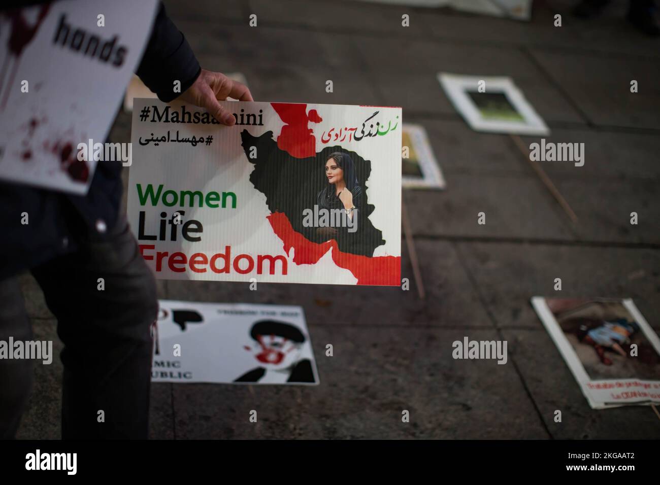 Madrid, Spagna. 22nd Nov 2022. Un attivista tiene un poster con l'immagine della giovane curda Mahsa Amini durante una manifestazione a Plaza Callao, nel centro di Madrid per condannare gli ultimi attacchi turchi contro le città curde in Iraq e Siria. (Foto di Luis Soto/SOPA Images/Sipa USA) Credit: Sipa USA/Alamy Live News Foto Stock