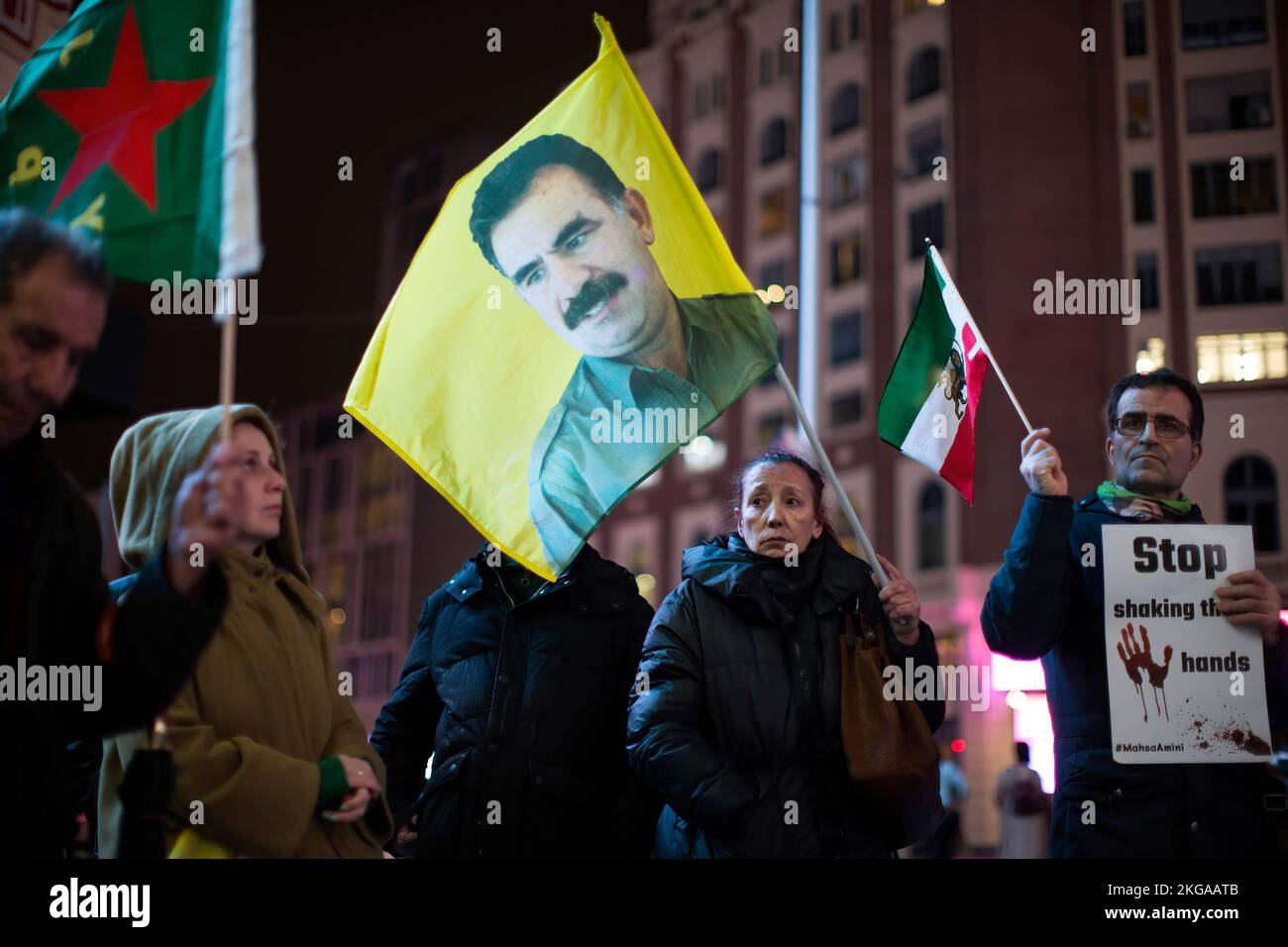 Madrid, Spagna. 22nd Nov 2022. Un manifestante (C) detiene una bandiera con un ritratto di Abdullah ÷calan, presidente del Partito dei lavoratori del Kurdistan (PKK) durante una manifestazione a Plaza Callao per condannare gli ultimi attacchi turchi contro città curde in Iraq e Siria. (Foto di Luis Soto/SOPA Images/Sipa USA) Credit: Sipa USA/Alamy Live News Foto Stock