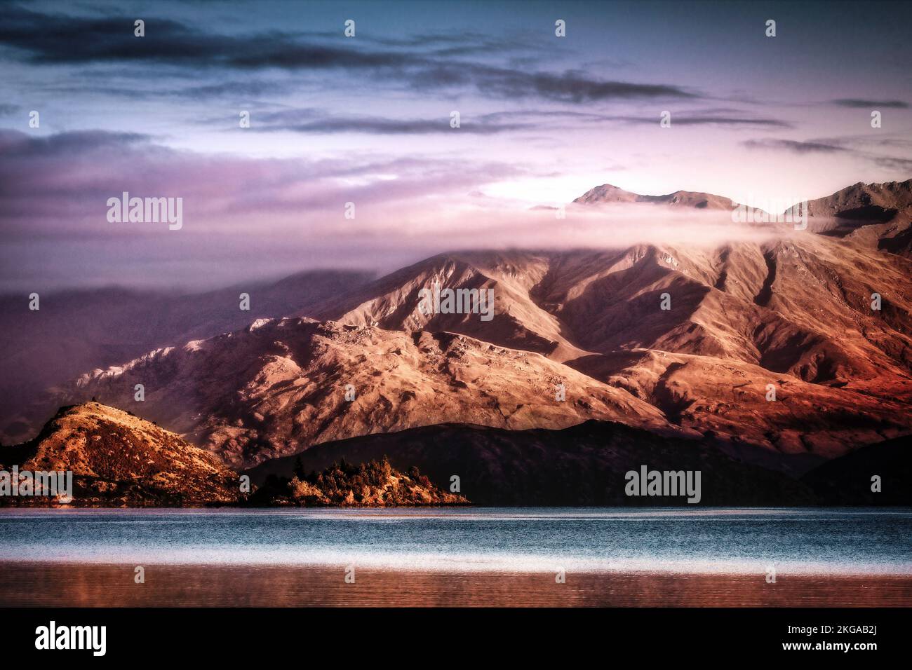 Alba illumina le montagne intorno al lago Wanaka, South Island, in Nuova Zelanda. Foto Stock