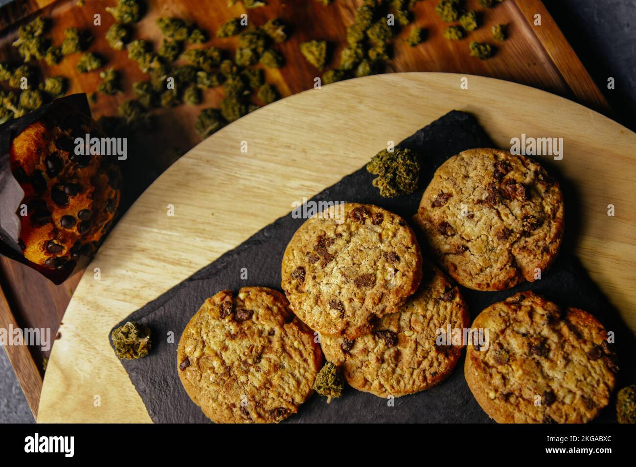 Biscotto di marijuana, cupcake di dope, biscotto di cbd di thc. Boccioli di marijuana. indica e sativa Foto Stock