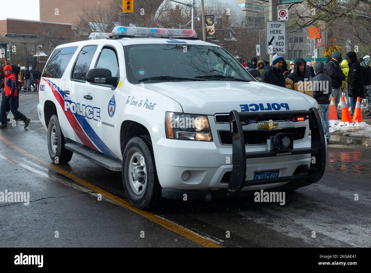 Toronto, ON, Canada - 20 novembre 2022: Auto della polizia per le strade di Toronto durante la parata di Babbo Natale Foto Stock