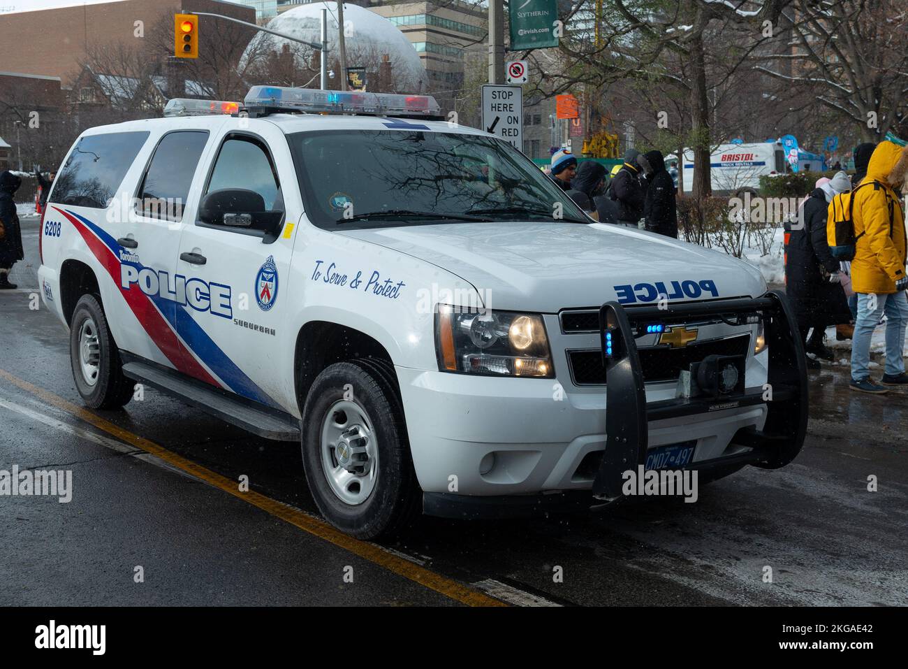 Toronto, ON, Canada - 20 novembre 2022: Auto della polizia per le strade di Toronto durante la parata di Babbo Natale Foto Stock