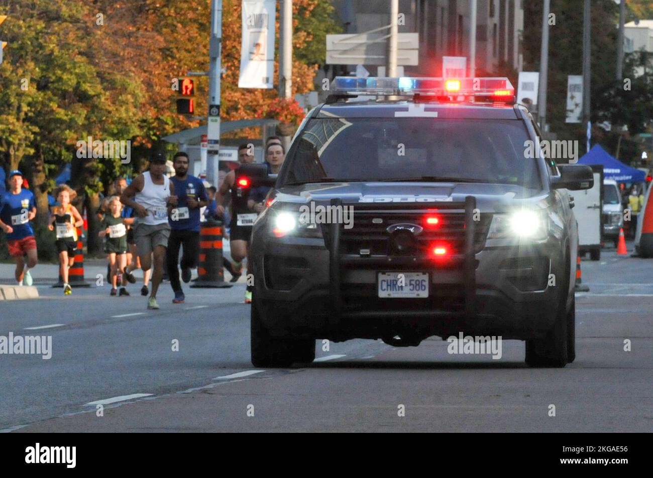 Toronto, ON, Canada - 2 settembre 2022: Auto della polizia per le strade di Toronto durante l'evento sportivo Foto Stock