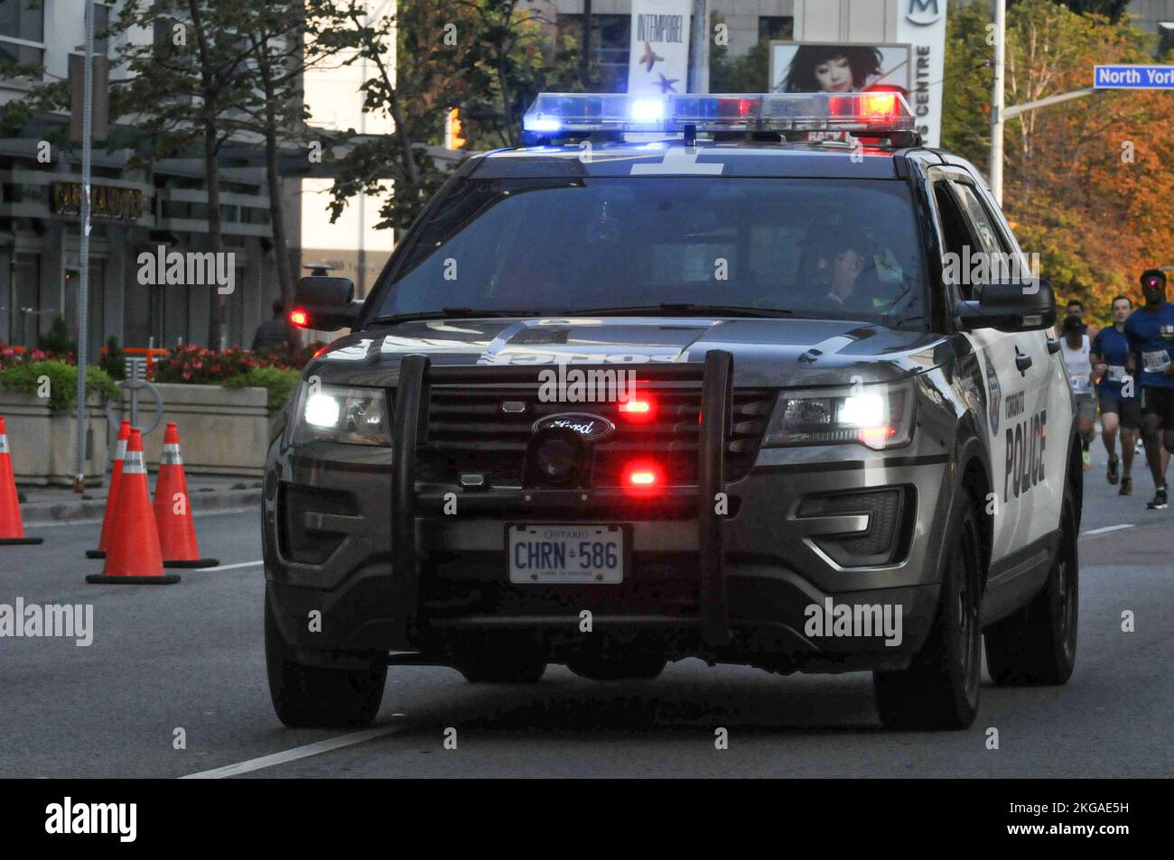 Toronto, ON, Canada - 2 settembre 2022: Auto della polizia per le strade di Toronto durante l'evento sportivo Foto Stock