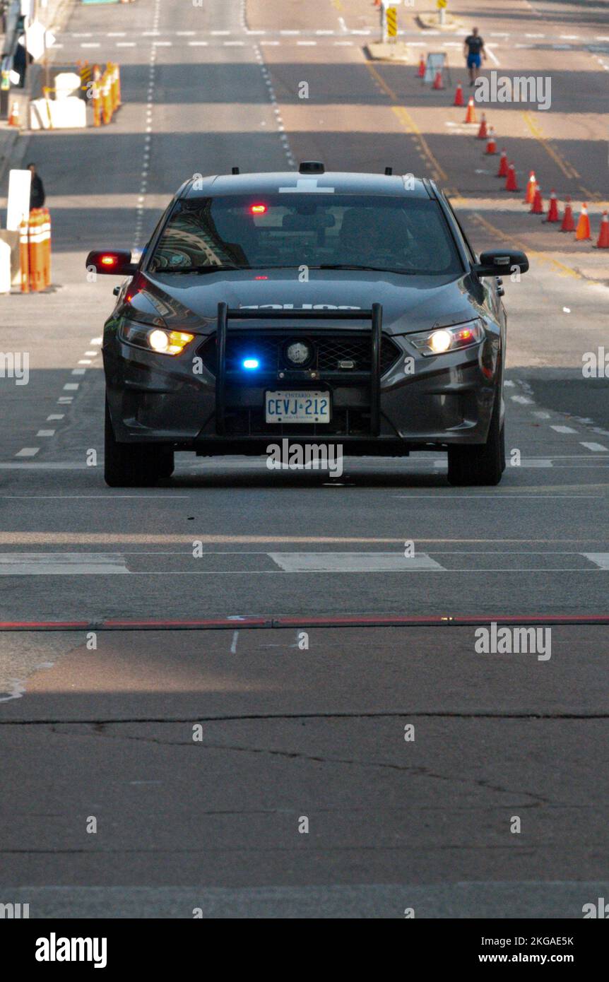 Toronto, ON, Canada - 2 settembre 2022: Auto della polizia per le strade di Toronto durante l'evento sportivo Foto Stock