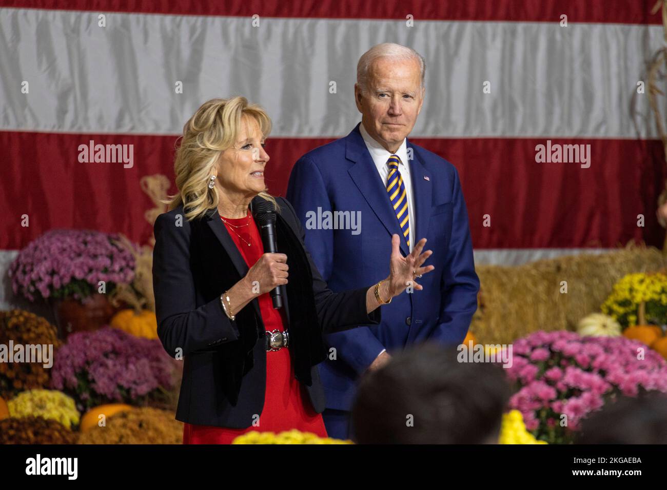 Havelock, Stati Uniti. 21st Nov 2022. STATI UNITI First Lady Jill Biden consegna osservazioni alle famiglie militari e ai membri del servizio, mentre il presidente Joe Biden guarda durante la tradizionale cena del Thanksgiving al MCAS Cherry Point, 21 novembre 2022 a Havelock, North Carolina. Credit: LCpl Symira Bossic/USMC Photo/Alamy Live News Foto Stock