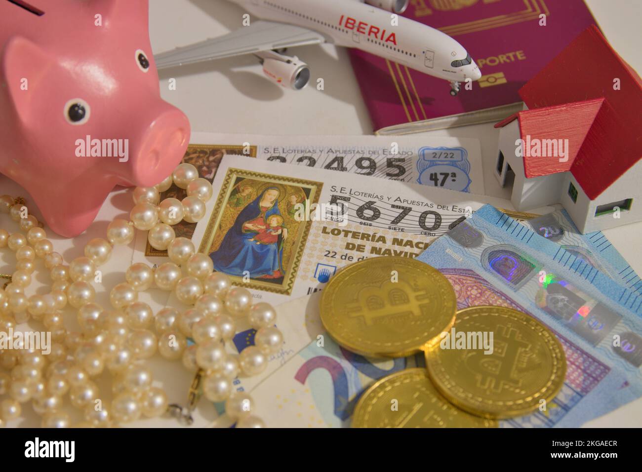 Alcuni biglietti lotteria nazionale spagnola circondati dai possibili investimenti del premio lotteria, viaggi, gioielli, lusso, bitcoins, immobiliare, sav Foto Stock