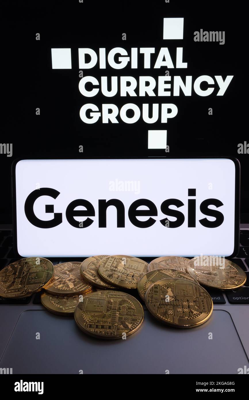 Logo della società di crittografia Genesis Global Trading visto sullo schermo dello smartphone con gettoni bitcoin. Crypto prestatore di proprietà di Digital Currency Group. Stafford, Foto Stock