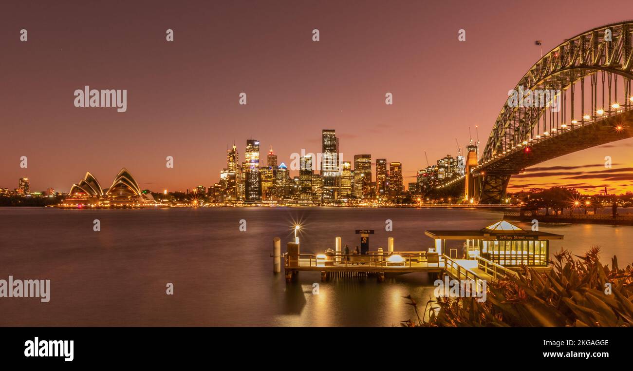 Sydney sotto il cielo rosa-giallo Foto Stock