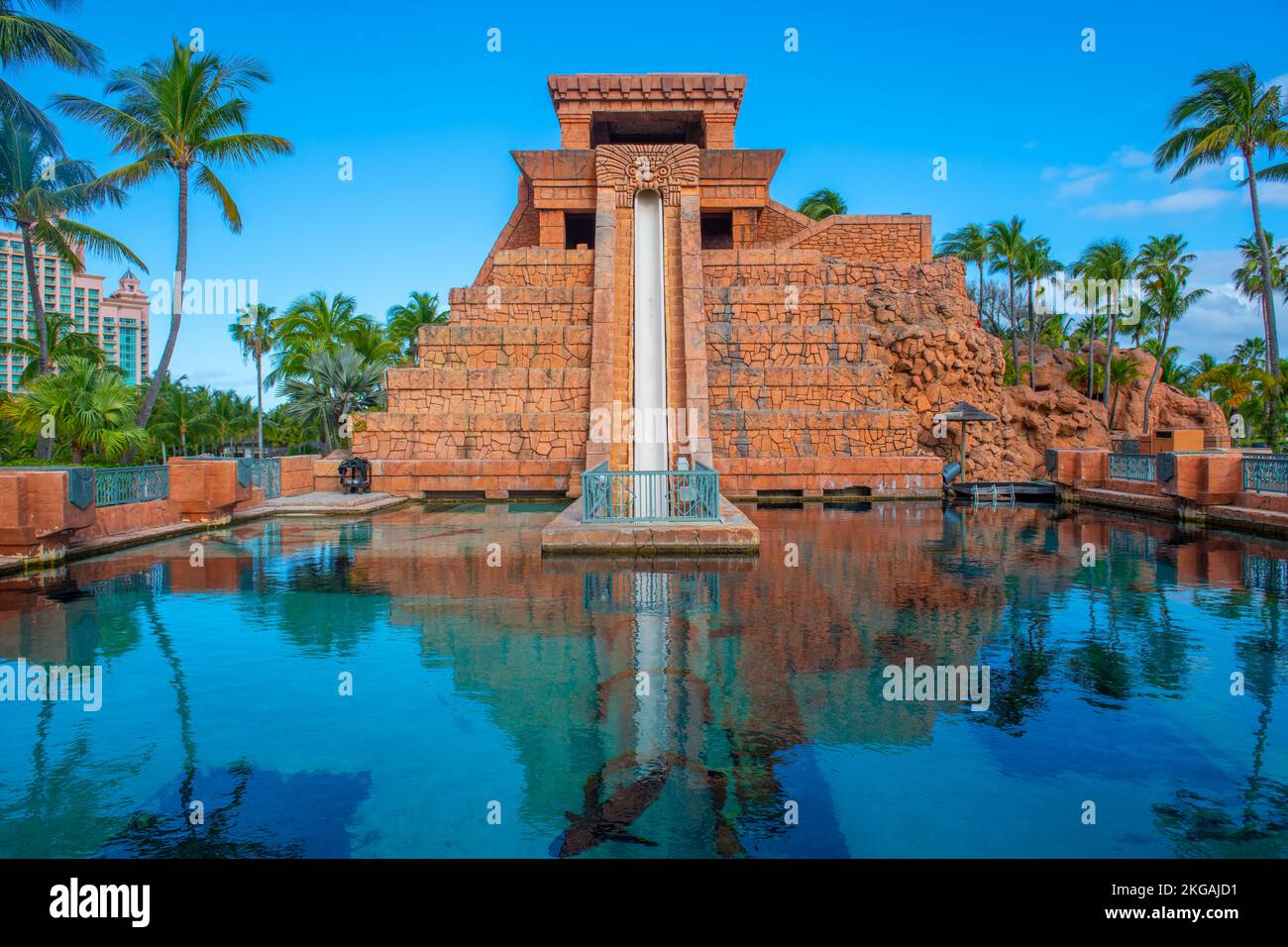 Scivolo acquatico del tempio Maya, tra cui il Leap of Faith e lo scivolo Challenger all'Adventure Park dell'Atlantis Hotel a Paradise Island, Bahamas. Foto Stock