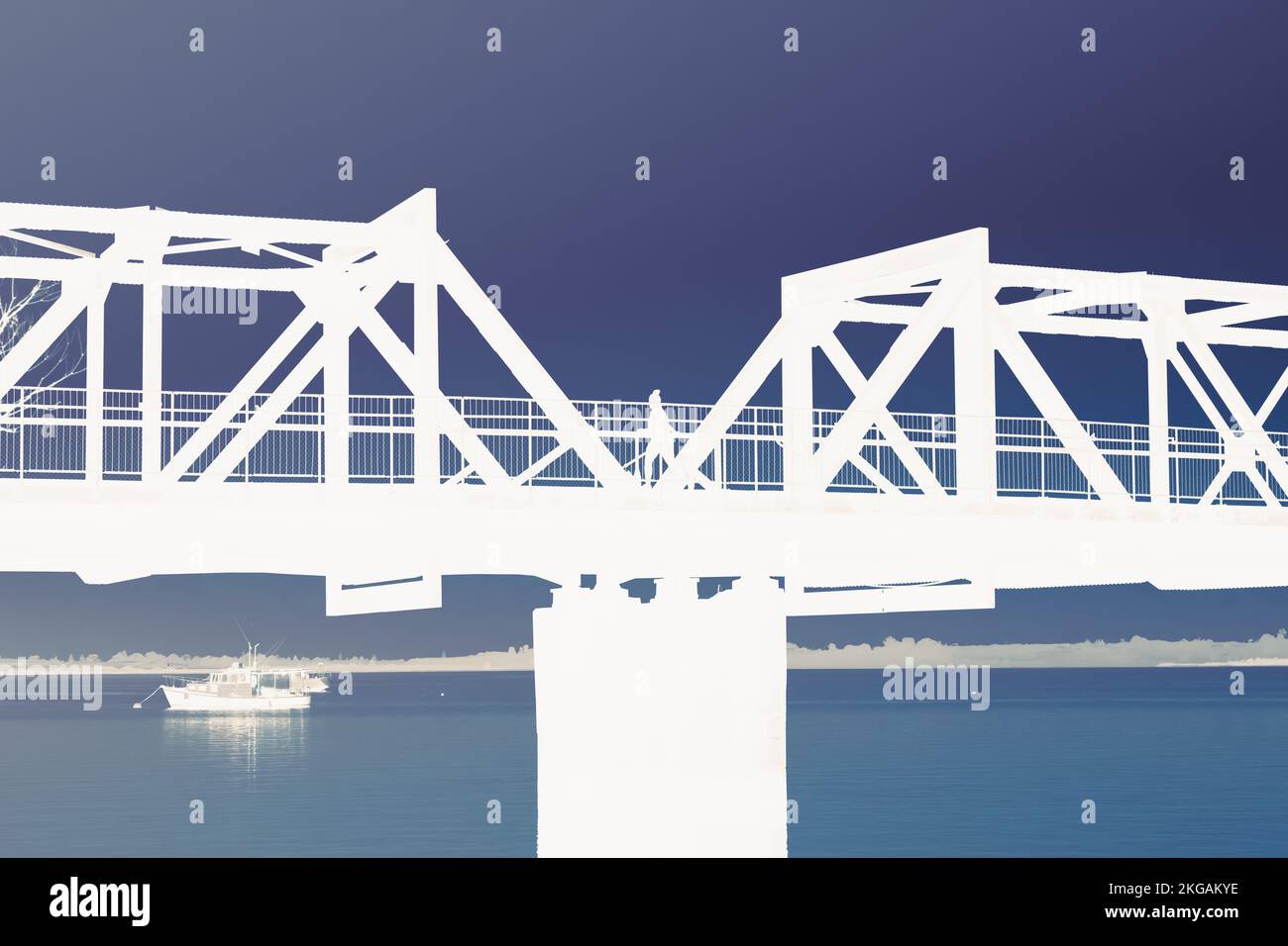 Tauranga mattina immagine effetto inverso o negativo del ponte ferroviario attraverso il porto di Tauranga in bianco su blu. Foto Stock