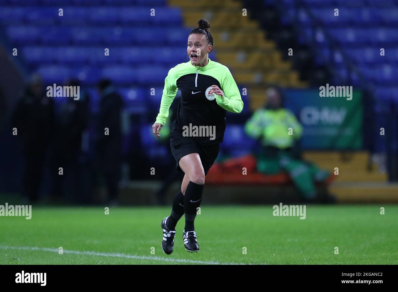 L'arbitro della partita Rebecca Welch si scalda durante l'EFL Trophy Round del 32, partita tra Bolton Wanderers e Barrow presso l'Università di Bolton Stadium, martedì 22nd novembre 2022 a Bolton, Inghilterra. (Foto di: Mark Fletcher | MI News) Credit: MI News & Sport /Alamy Live News Foto Stock