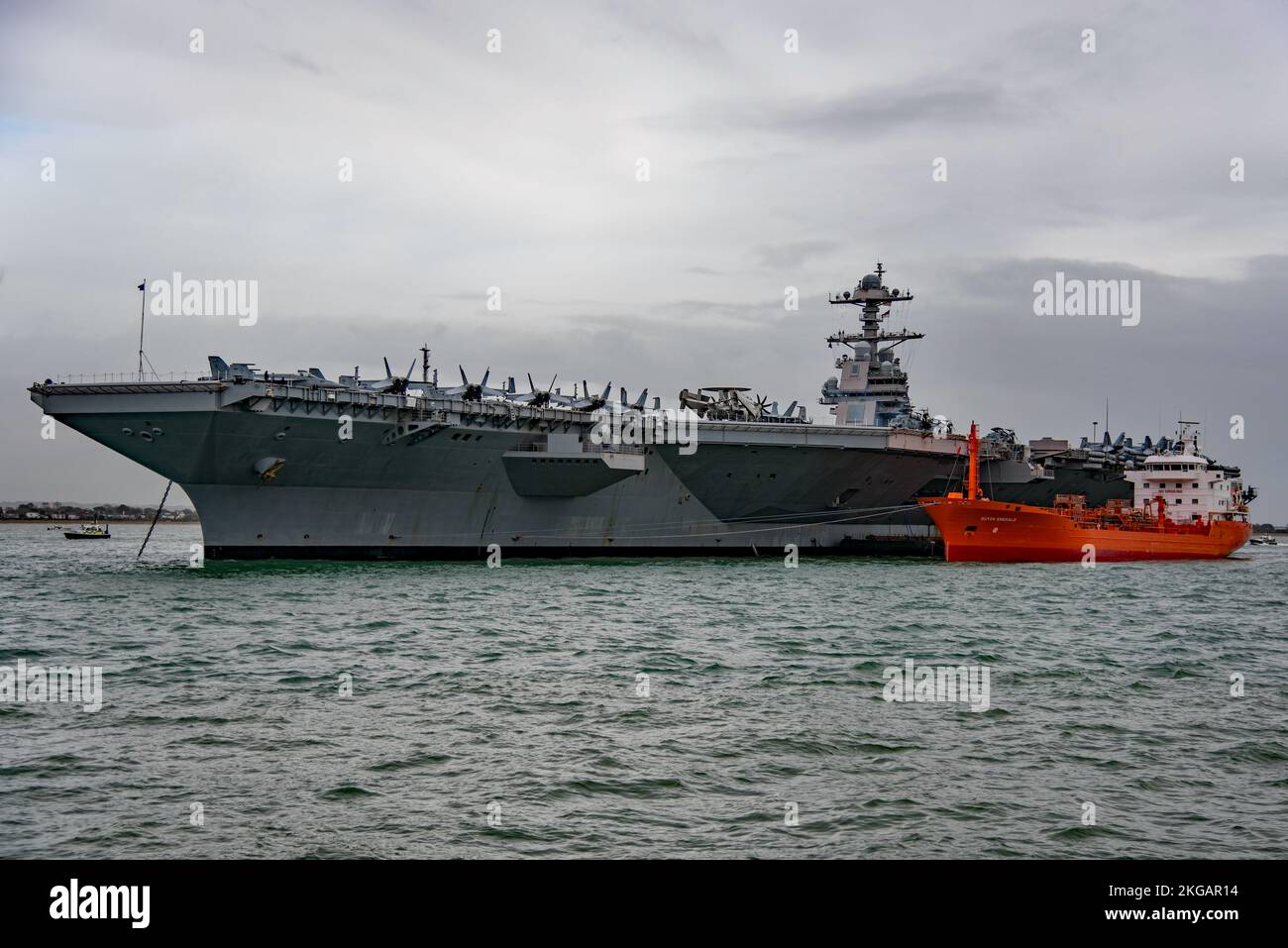 La portaerei US Navy USS Gerald R Ford (CVN 78) ad Anchor nel Solent, Regno Unito, il 16th novembre 2022. Foto Stock