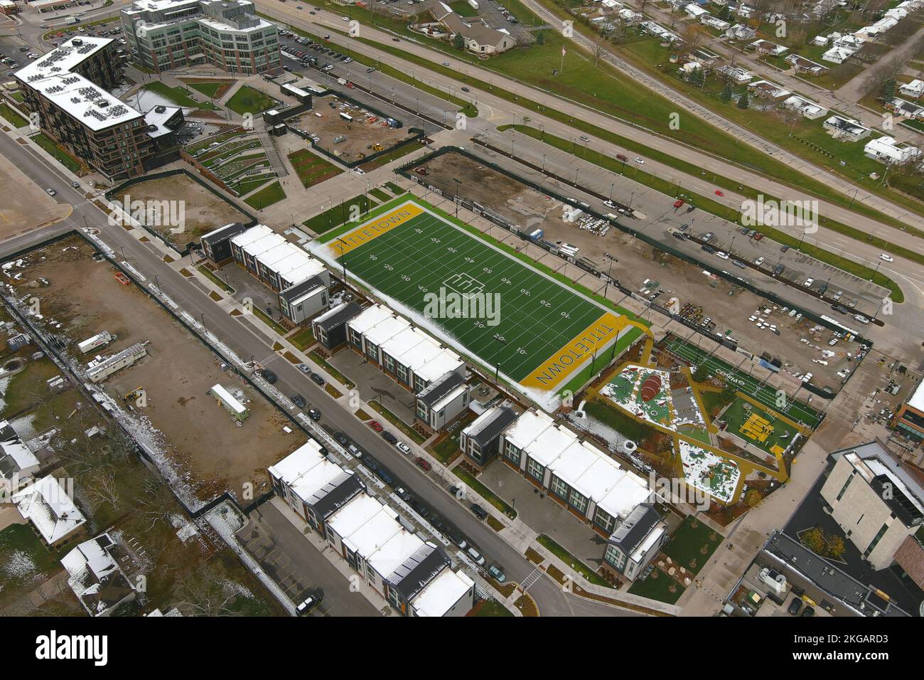 Una vista aerea generale del campo da calcio, pista di pattinaggio su ghiaccio, Ariens tubing Hill, 46 Below Bistro Restaurant, parco giochi, campi da gioco e plaza al Titletown Park, mercoledì 16 novembre 2022, a Green Bay, SOS. Foto Stock