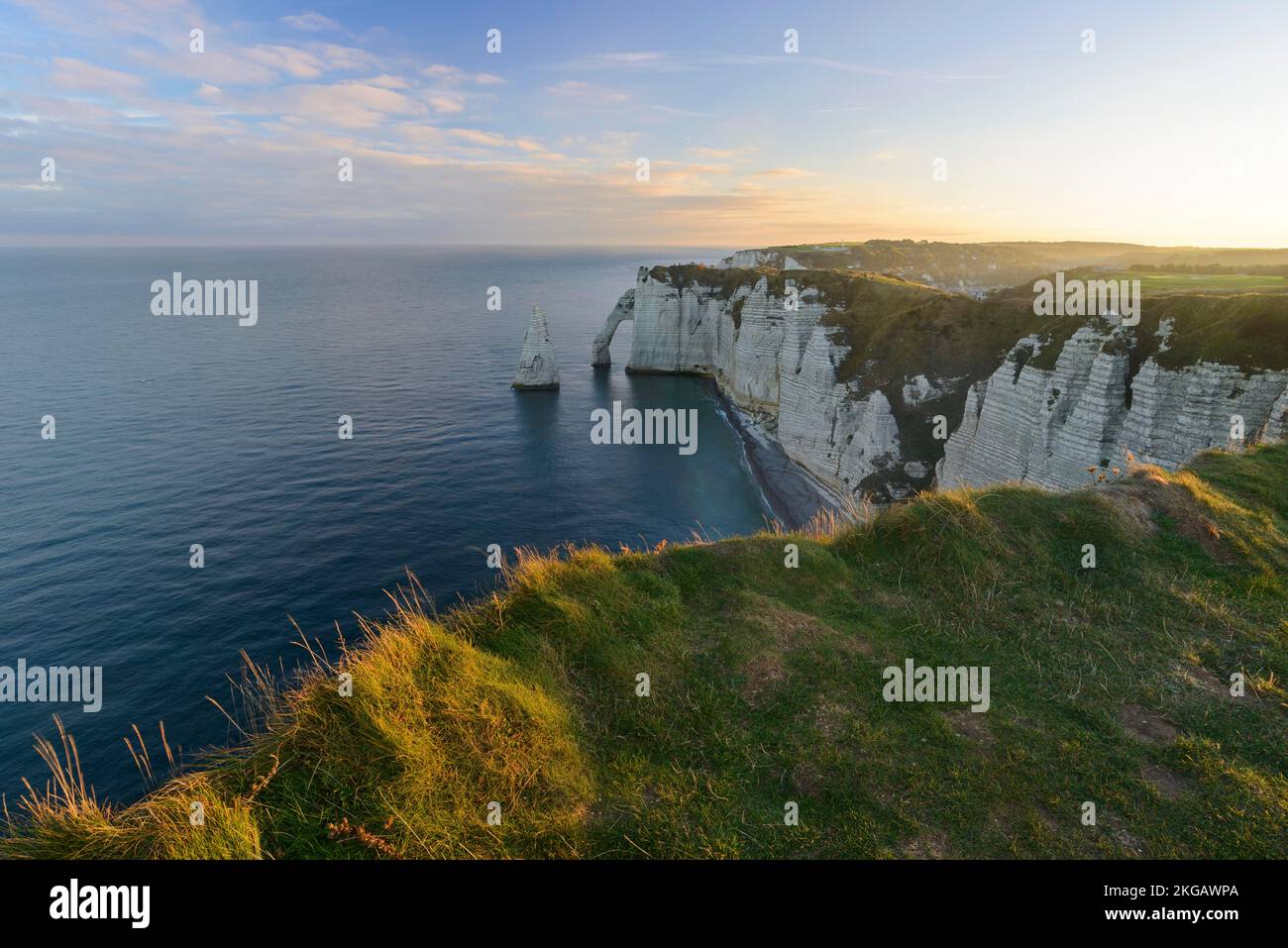 Vista dell'Aiguille e della Porte d'Aval Falaise d'Aval, luce mattutina, Étretat, Costa d'Alabastro, la Côte d'Albâtre, Normandia, Francia, Europa Foto Stock