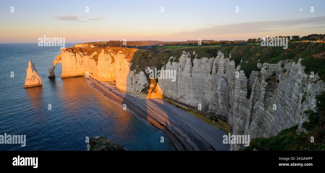 Vista dell'Aiguille e della Porte d'Aval Falaise d'Aval, luce notturna, Étretat, Costa d'Alabastro, la Côte d'Albâtre, Normandia, Francia, Europa Foto Stock