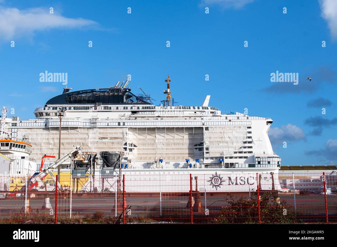 La nave da crociera MSC Euribia è vista durante la sua costruzione presso il Chantiers de l'Atlantique a Saint-Nazaire (Francia). I cantieri Atlantici di Saint-Nazaire (Francia) stanno costruendo una nuova nave da crociera per la società italo-svizzera MSC dotata di tecnologie sostenibili. Denominata MSC Euribia, questa nave è alimentata da GNL senza emissione di ossidi di zolfo (SOx) e riduce gli ossidi di azoto (NOx) del 85%. Non emette particelle fini e riduce le emissioni di gas a effetto serra del 20%. Le navi da crociera sono sempre più criticate nei porti in cui attraccano per il loro inquinamento. Foto Stock