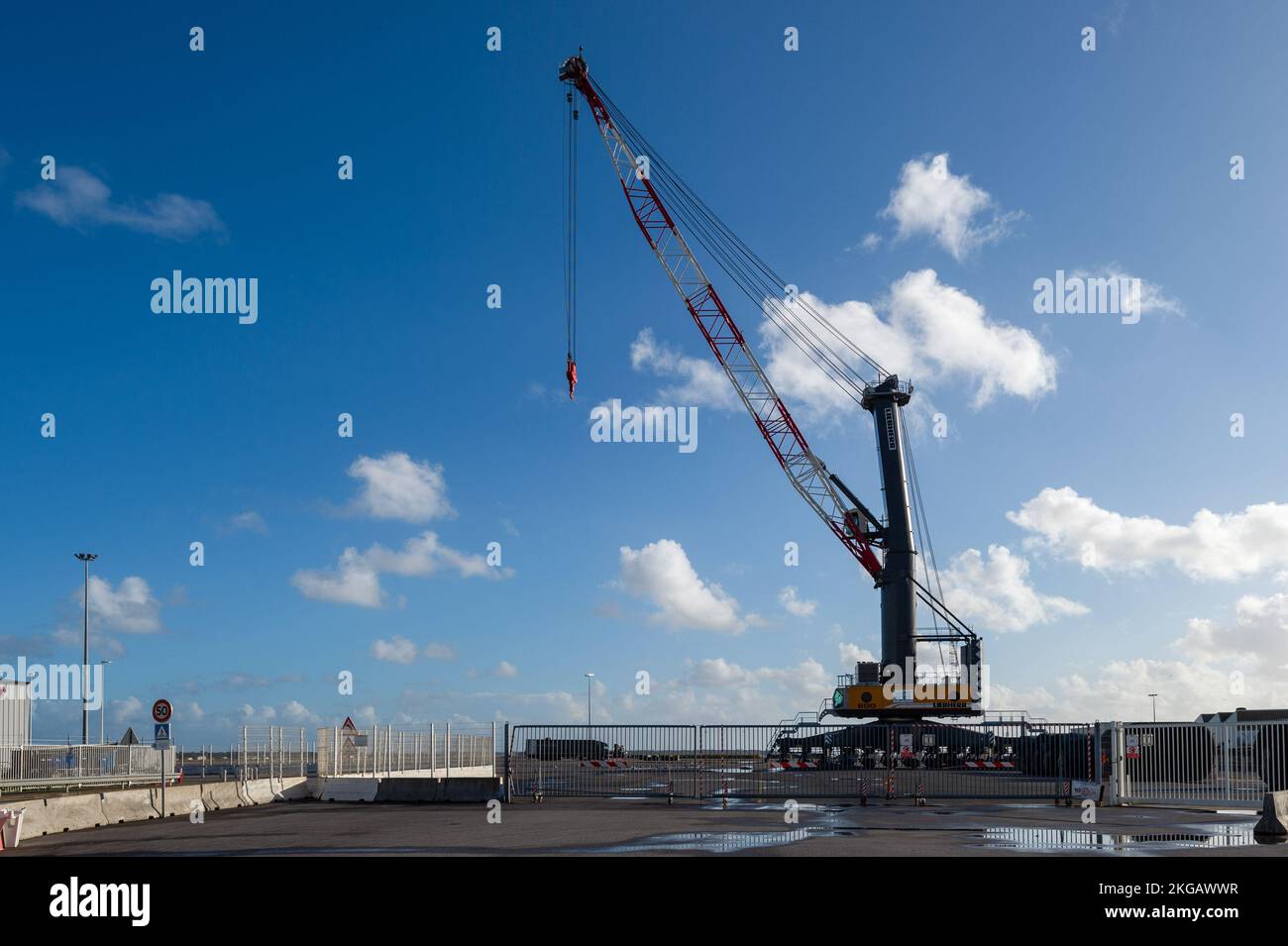 Le gru di movimentazione sono viste nel Chantiers de l'Atlantique a Saint-Nazaire (Francia). I cantieri Atlantici di Saint-Nazaire (Francia) stanno costruendo una nuova nave da crociera per la società italo-svizzera MSC dotata di tecnologie sostenibili. Denominata MSC Euribia, questa nave è alimentata da GNL senza emissione di ossidi di zolfo (SOx) e riduce gli ossidi di azoto (NOx) del 85%. Non emette particelle fini e riduce le emissioni di gas a effetto serra del 20%. Le navi da crociera sono sempre più criticate nei porti in cui attraccano per il loro inquinamento. Foto Stock