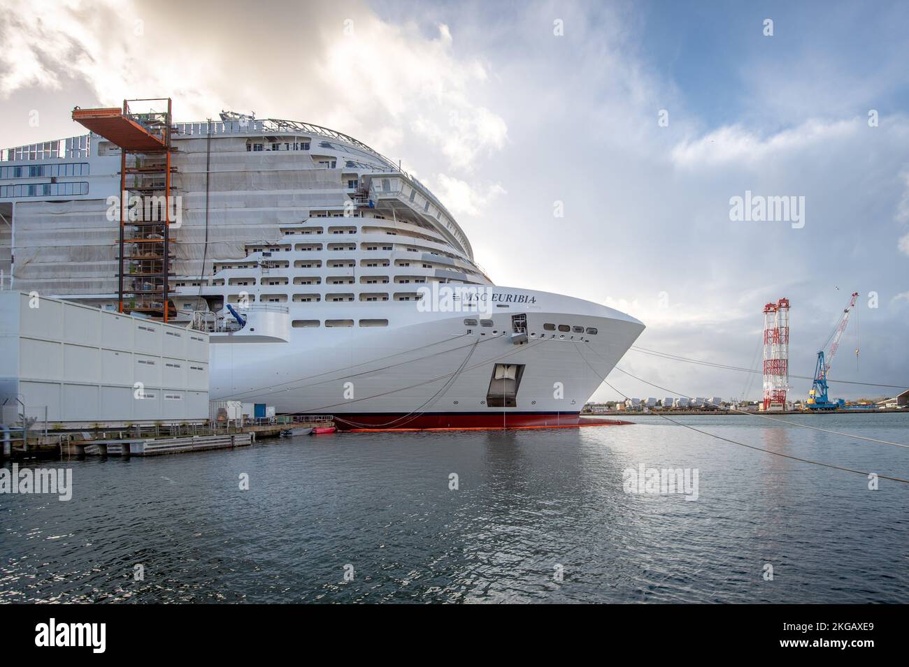 La nave da crociera MSC Euribia è vista durante la sua costruzione presso il Chantiers de l'Atlantique a Saint-Nazaire (Francia). I cantieri Atlantici di Saint-Nazaire (Francia) stanno costruendo una nuova nave da crociera per la società italo-svizzera MSC dotata di tecnologie sostenibili. Denominata MSC Euribia, questa nave è alimentata da GNL senza emissione di ossidi di zolfo (SOx) e riduce gli ossidi di azoto (NOx) del 85%. Non emette particelle fini e riduce le emissioni di gas a effetto serra del 20%. Le navi da crociera sono sempre più criticate nei porti in cui attraccano per il loro inquinamento. (Foto di Laurent Coust/SOPA i Foto Stock