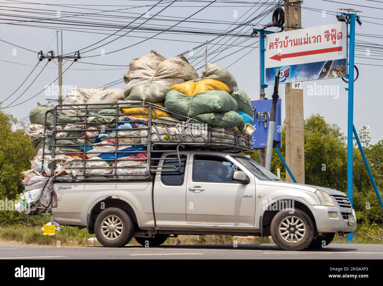 BANGKOK, THAILANDIA, 01 2022 GIUGNO, Un pick up auto caricato con molti sacchi giro su una strada Foto Stock