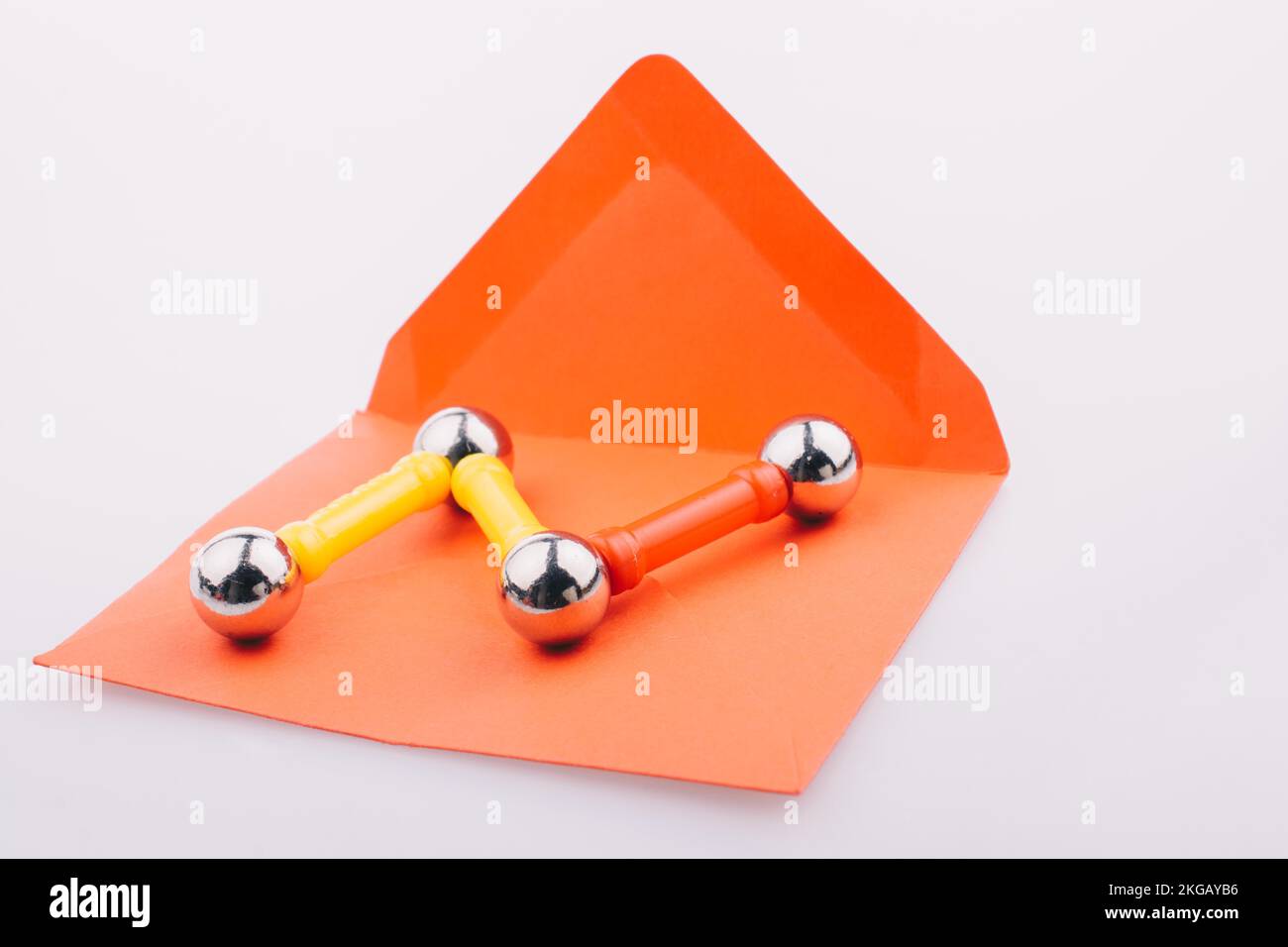 Barre magnetiche e palline magnetiche sulla busta rossa Foto Stock