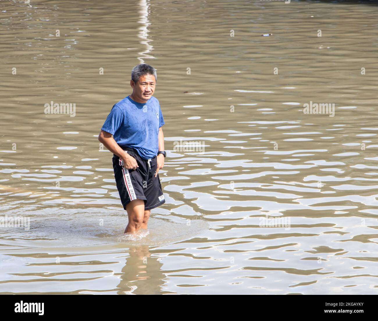 SAMUT PRAKAN, THAILANDIA, ottobre 29 2022, Un uomo cammina in acqua su una strada allagata Foto Stock