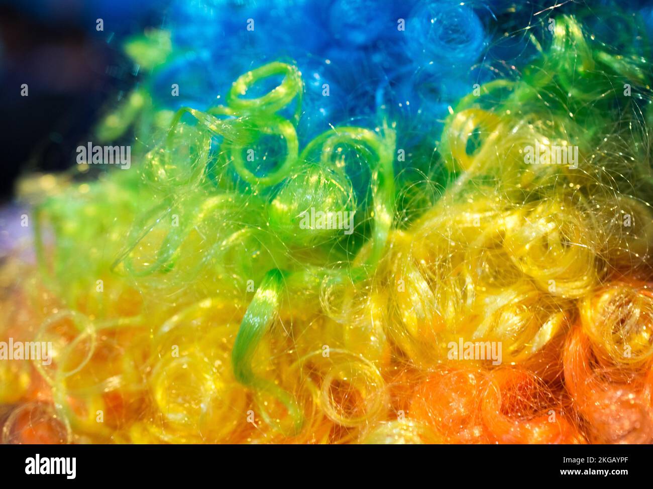 Closeip di rainbow colorata parrucca clown nella vista Foto Stock